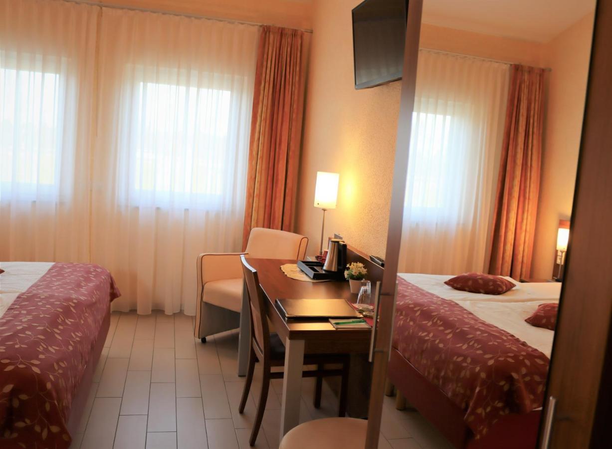 Land-Gut-Hotel Am Ring Meuspath Exteriör bild