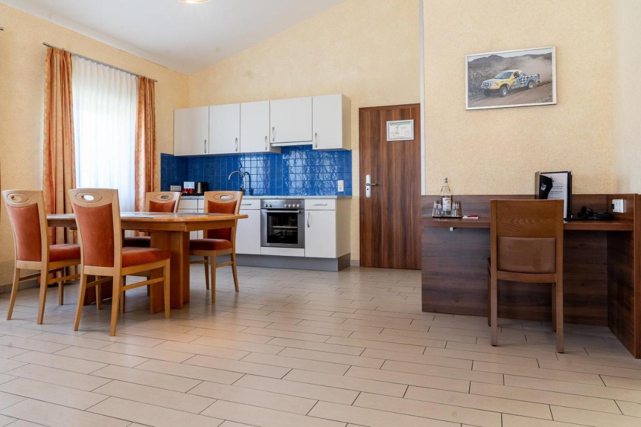 Land-Gut-Hotel Am Ring Meuspath Exteriör bild