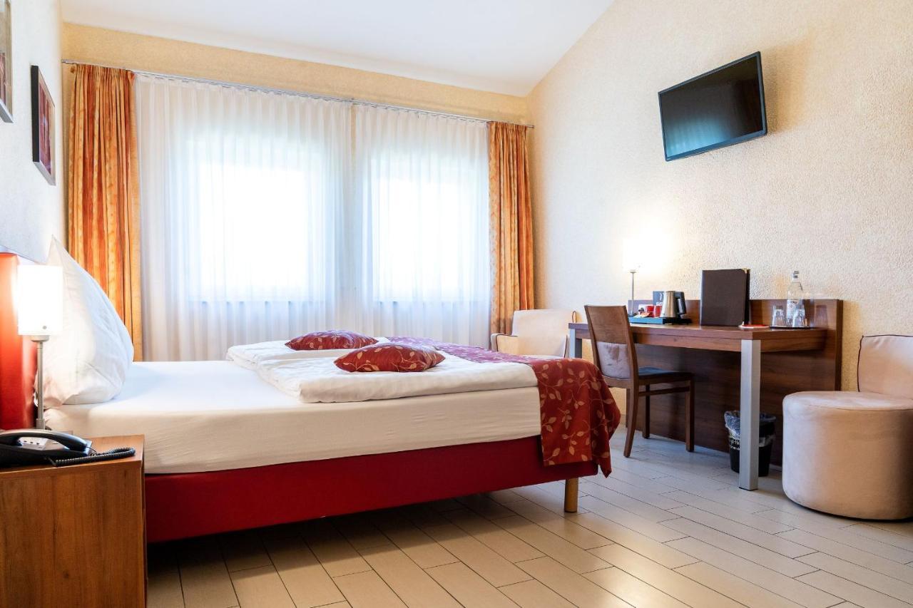 Land-Gut-Hotel Am Ring Meuspath Exteriör bild